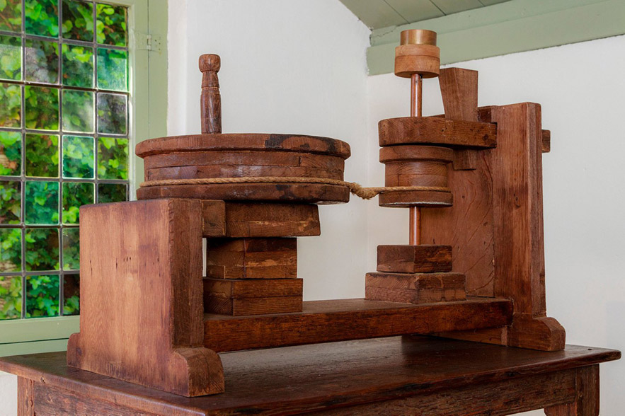 replica of the lens grinding machine of Spinoza